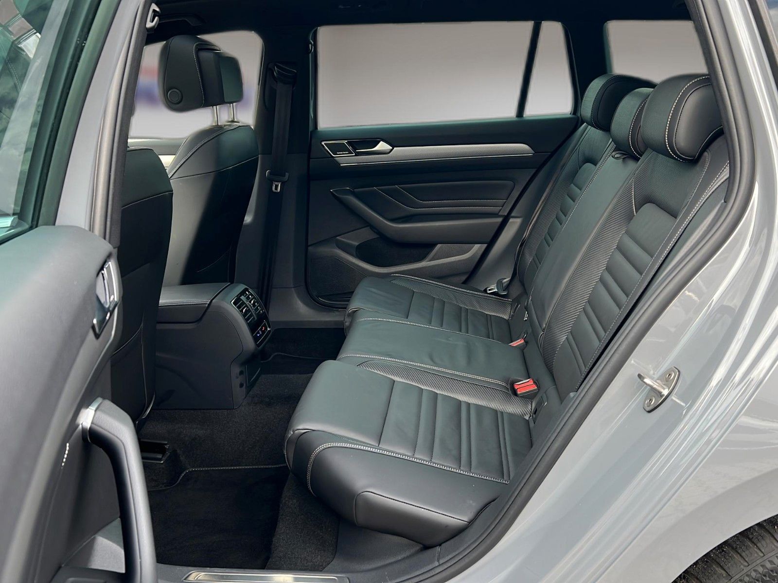 Fahrzeugabbildung Volkswagen Passat Variant 2.0 TDI DSG R-Line *Pano*Stand*