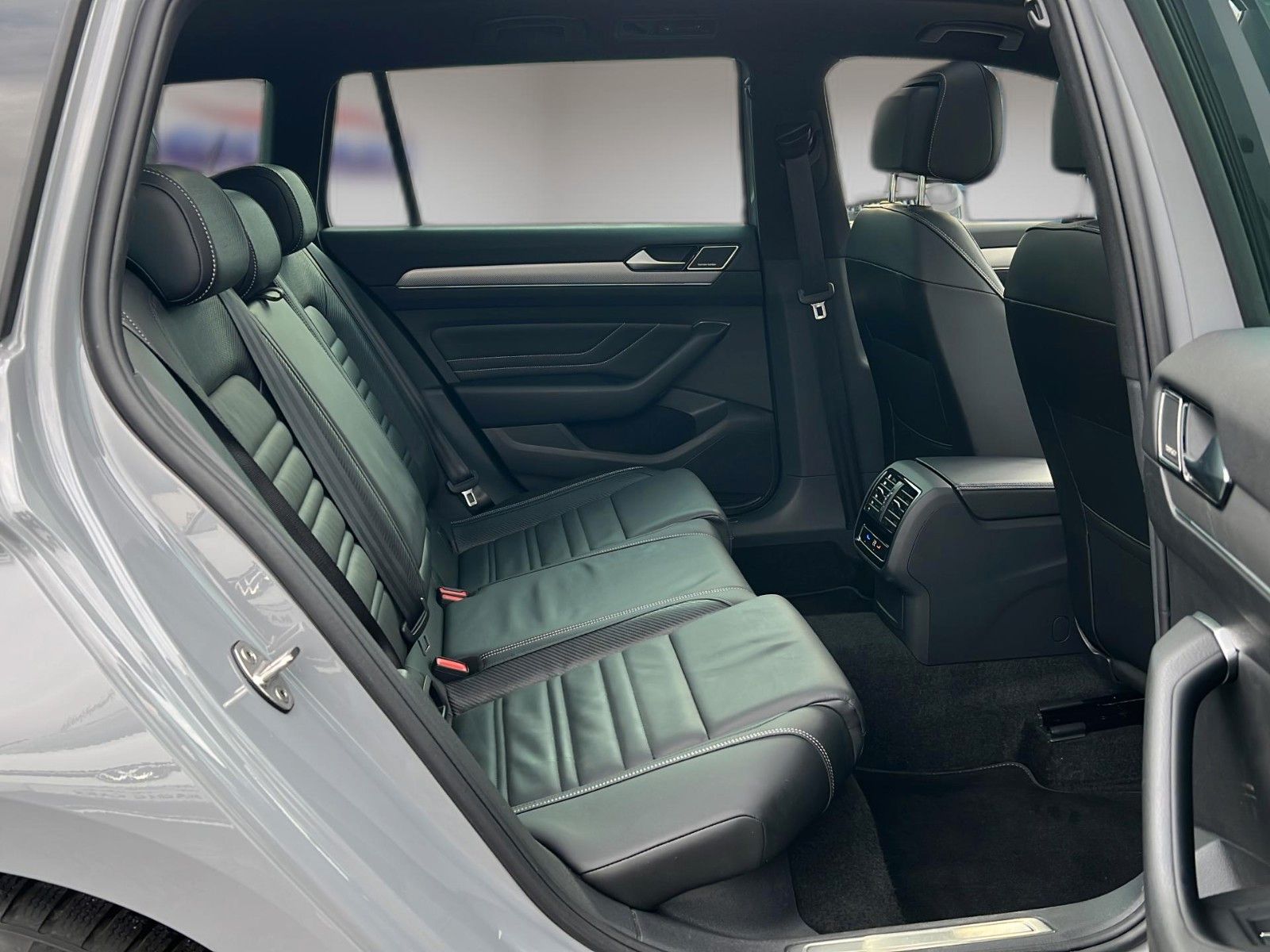 Fahrzeugabbildung Volkswagen Passat Variant 2.0 TDI DSG R-Line *Pano*Stand*