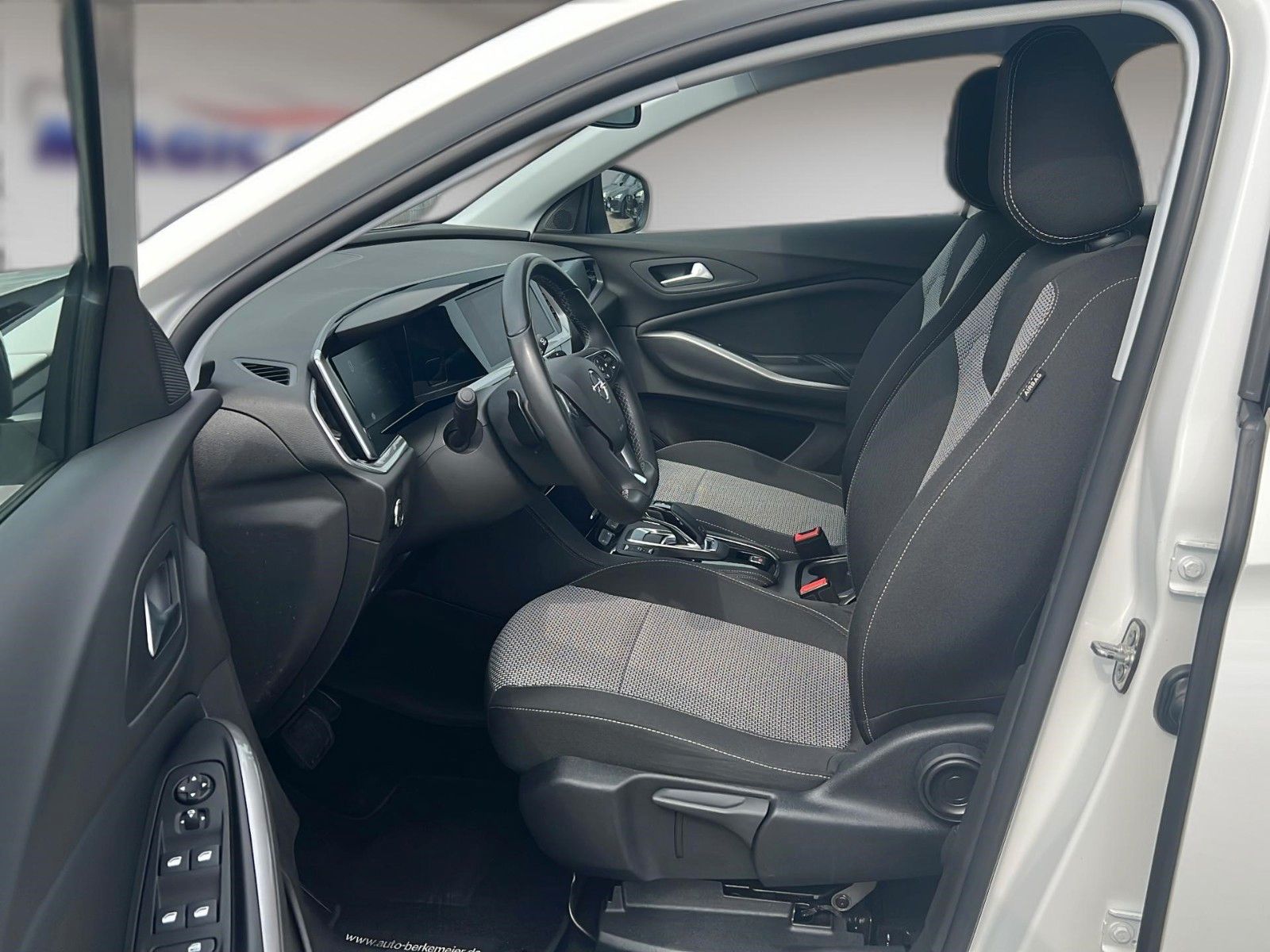 Fahrzeugabbildung Opel Grandland 1.5 D Automatik Business Edition *LED*