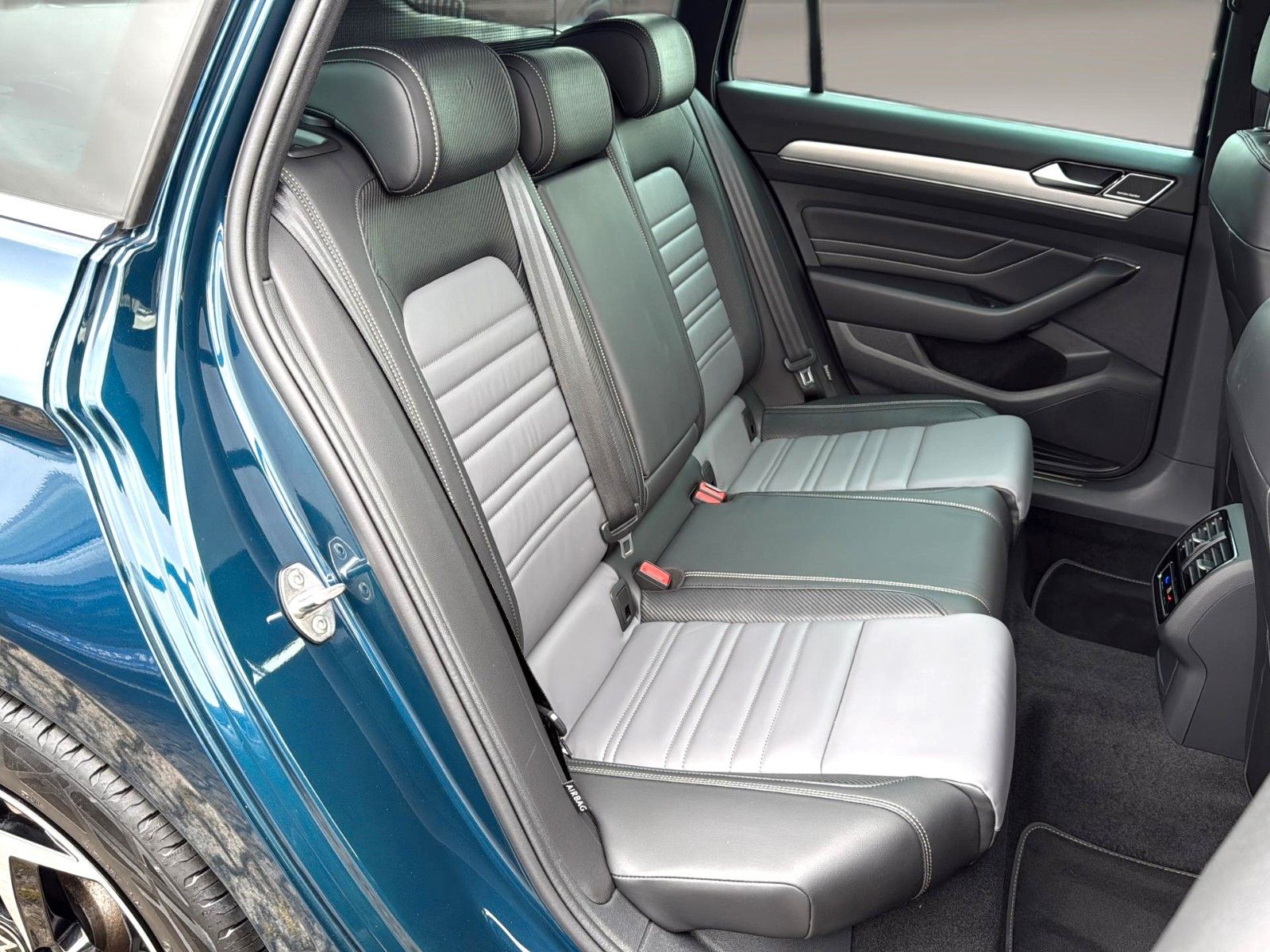 Fahrzeugabbildung Volkswagen Passat Variant 2.0 TDI R-Line *Matrix*Pano*H&K*