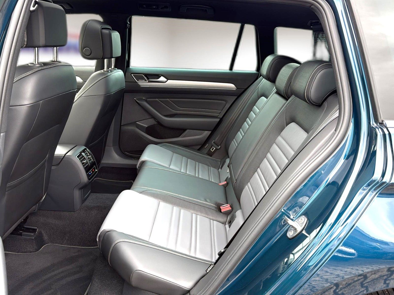 Fahrzeugabbildung Volkswagen Passat Variant 2.0 TDI R-Line *Matrix*Pano*H&K*