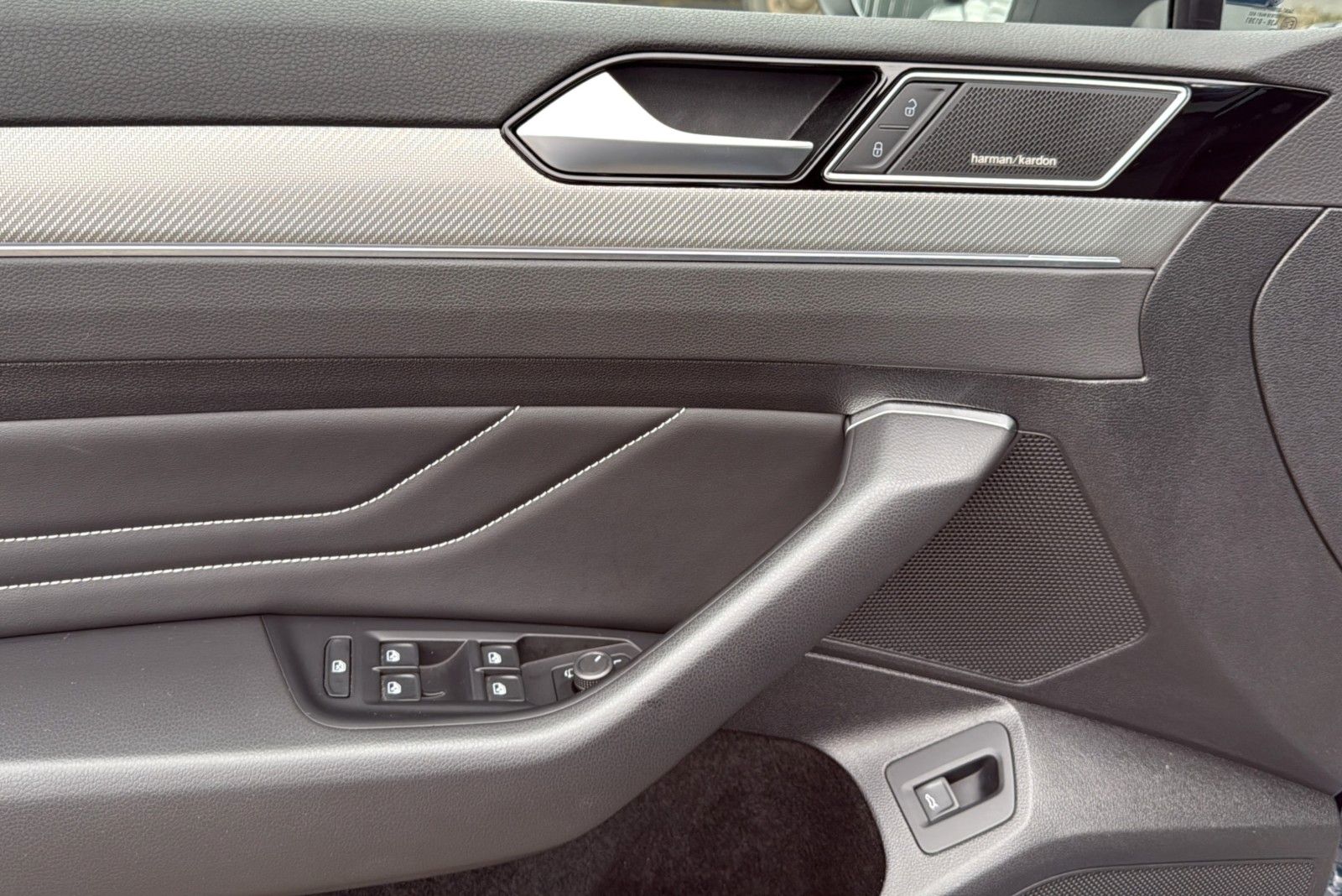 Fahrzeugabbildung Volkswagen Passat Variant 2.0 TDI R-Line *Matrix*Pano*H&K*