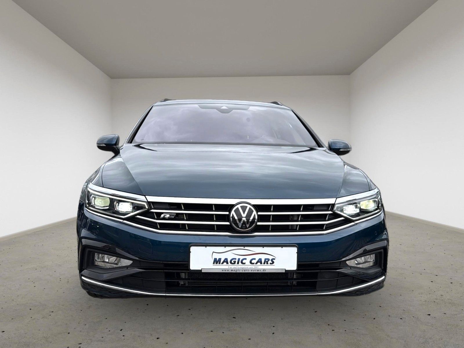 Fahrzeugabbildung Volkswagen Passat Variant 2.0 TDI R-Line *Matrix*Pano*H&K*