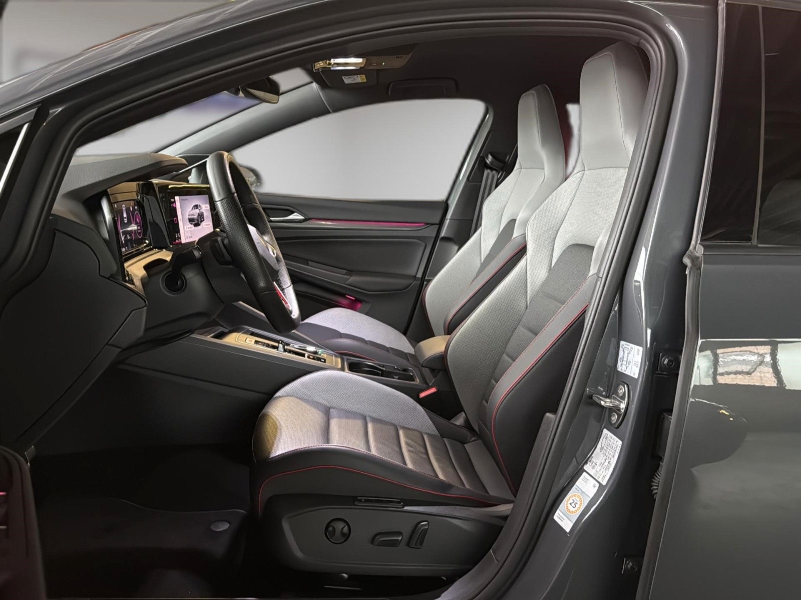 Fahrzeugabbildung Volkswagen Golf VIII Lim. GTI*Black Style*Leder*Memory*H&K*