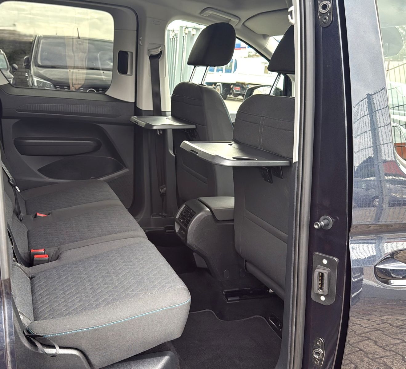 Fahrzeugabbildung Volkswagen Caddy 2.0 TDI Move *5Sitzer*Pano*AHK*LED*Virtual