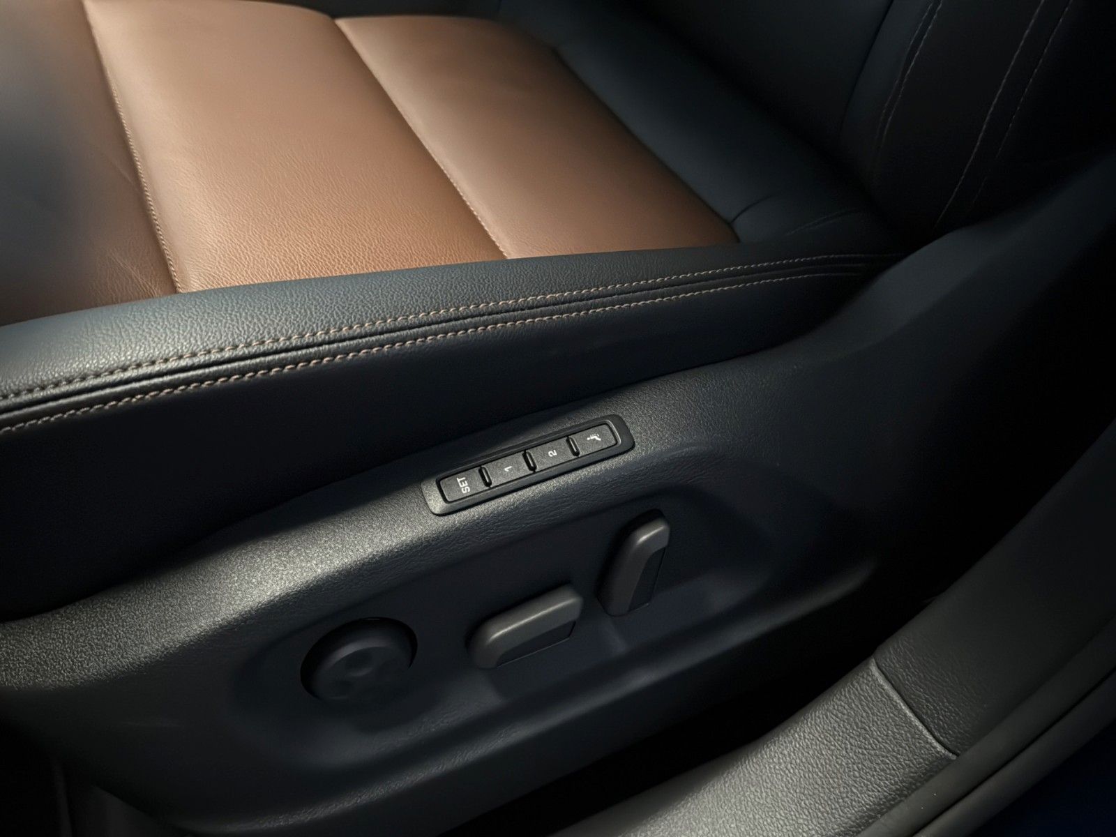 Fahrzeugabbildung SEAT Alhambra 1.4 TSI DSG XCELLENCE *Stand*AHK*Leder*