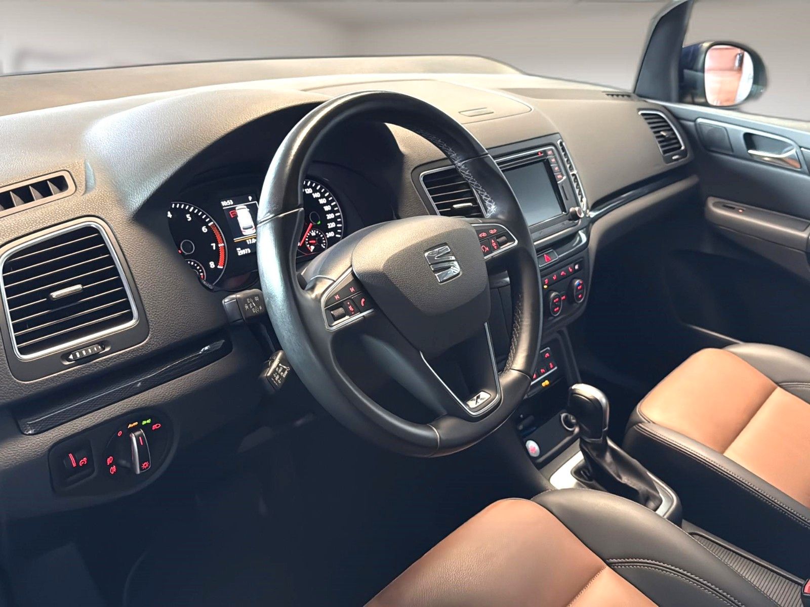 Fahrzeugabbildung SEAT Alhambra 1.4 TSI DSG XCELLENCE *Stand*AHK*Leder*