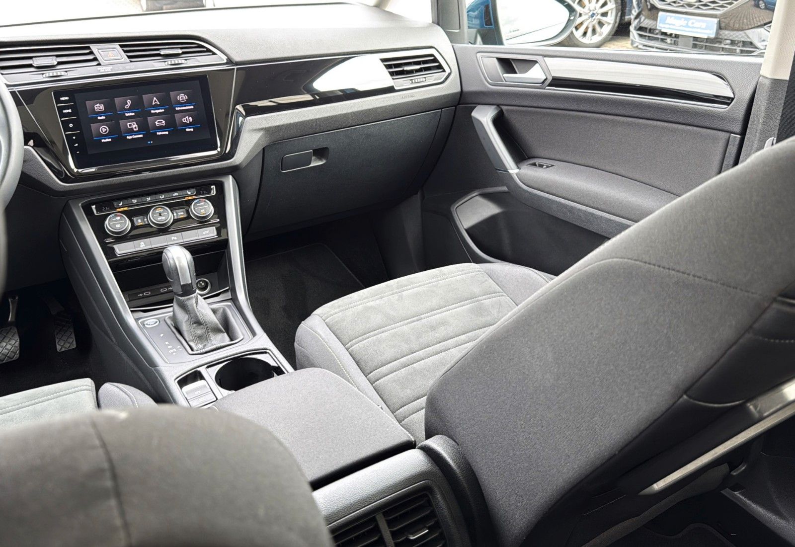 Fahrzeugabbildung Volkswagen Touran 2.0 TDI DSG Comfortline*Pano*Stand*7Sitze