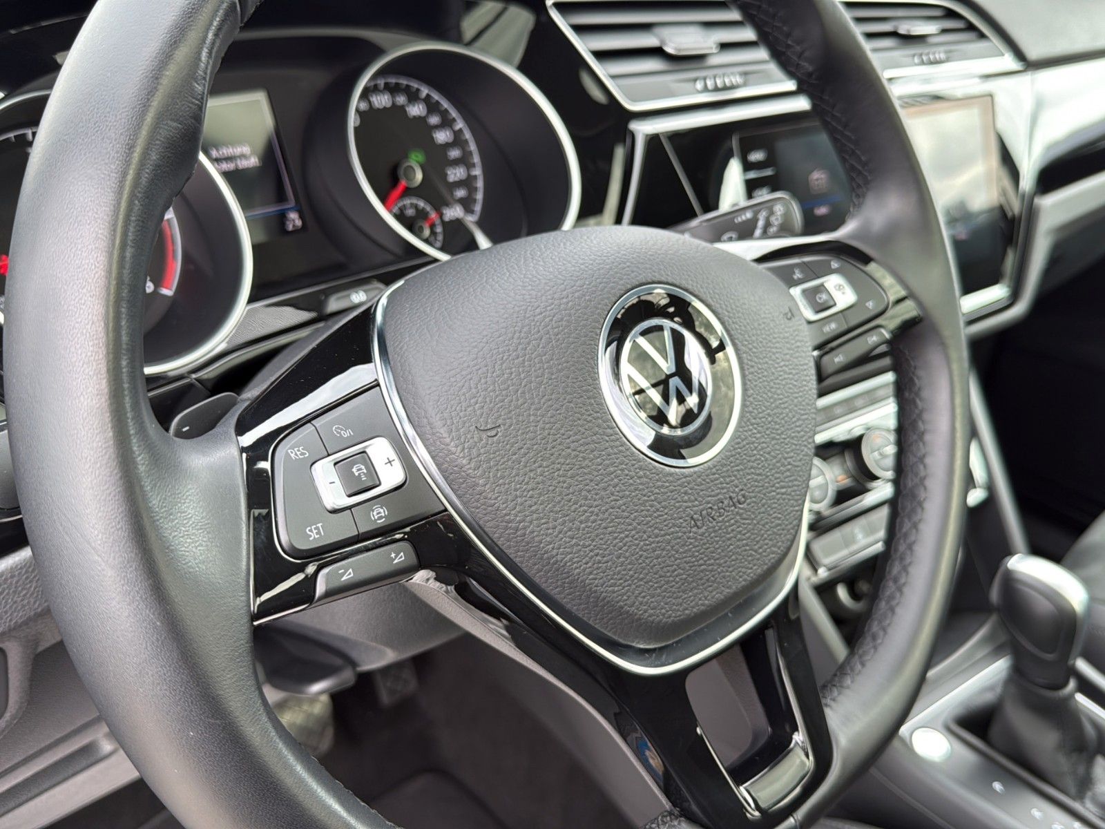 Fahrzeugabbildung Volkswagen Touran 2.0 TDI DSG Comfortline*Pano*Stand*7Sitze