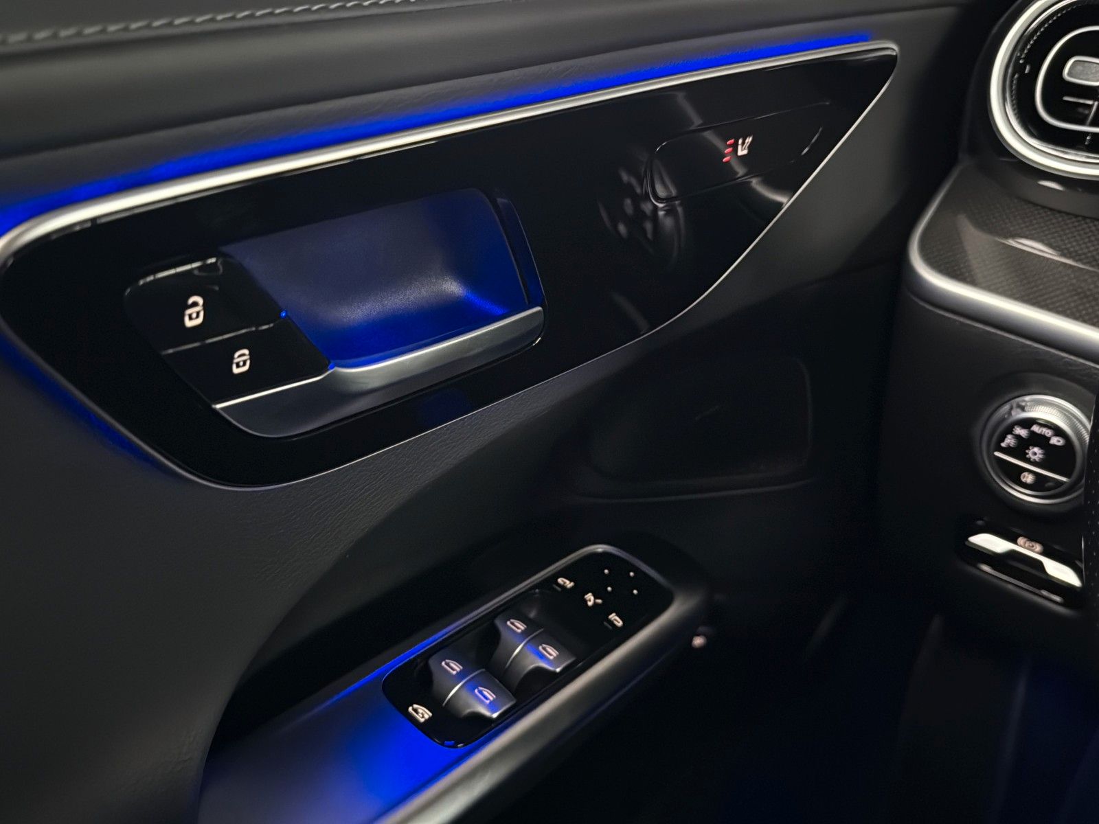 Fahrzeugabbildung Mercedes-Benz C 220 d T 9G-TRONIC AMG Line *LED*Pano*19Zoll*