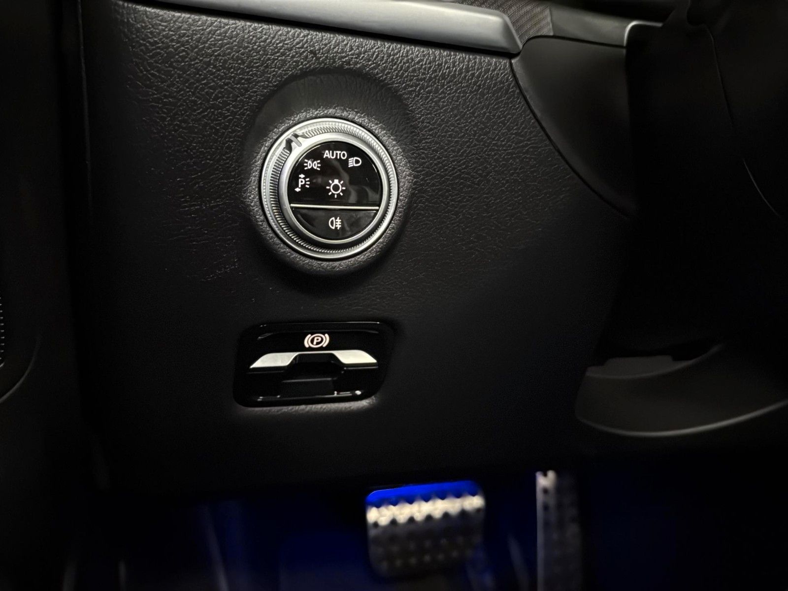 Fahrzeugabbildung Mercedes-Benz C 220 d T 9G-TRONIC AMG Line *LED*Pano*19Zoll*