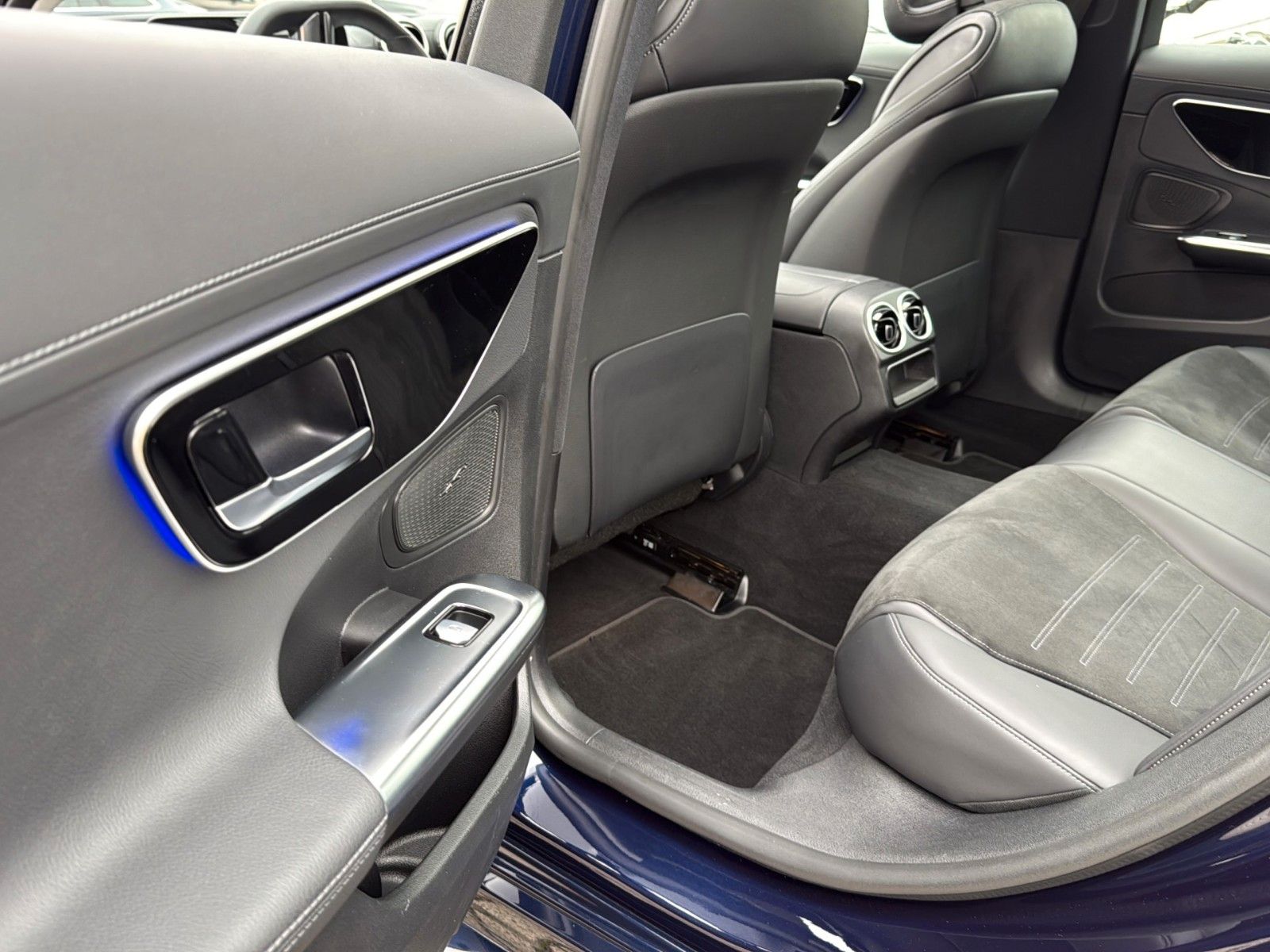 Fahrzeugabbildung Mercedes-Benz C 220 d T 9G-TRONIC AMG Line *LED*Pano*19Zoll*