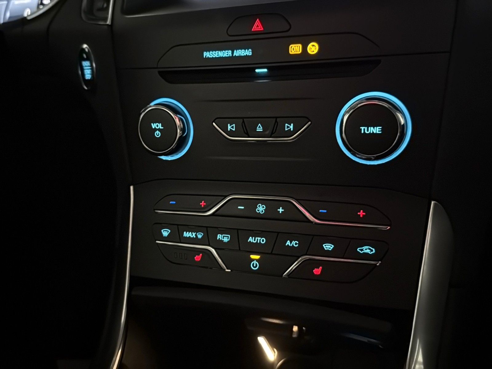 Fahrzeugabbildung Ford S-Max 2.0 EcoBlue Aut. TITANIUM *Pano*Ambiente*