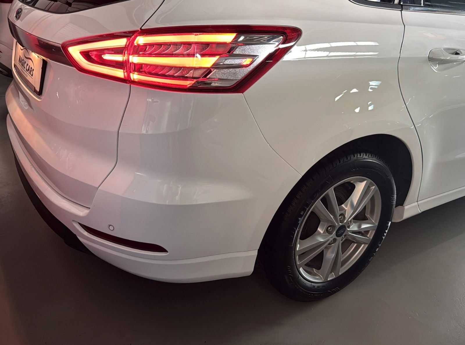 Fahrzeugabbildung Ford S-Max 2.0 EcoBlue Aut. TITANIUM *Pano*Ambiente*