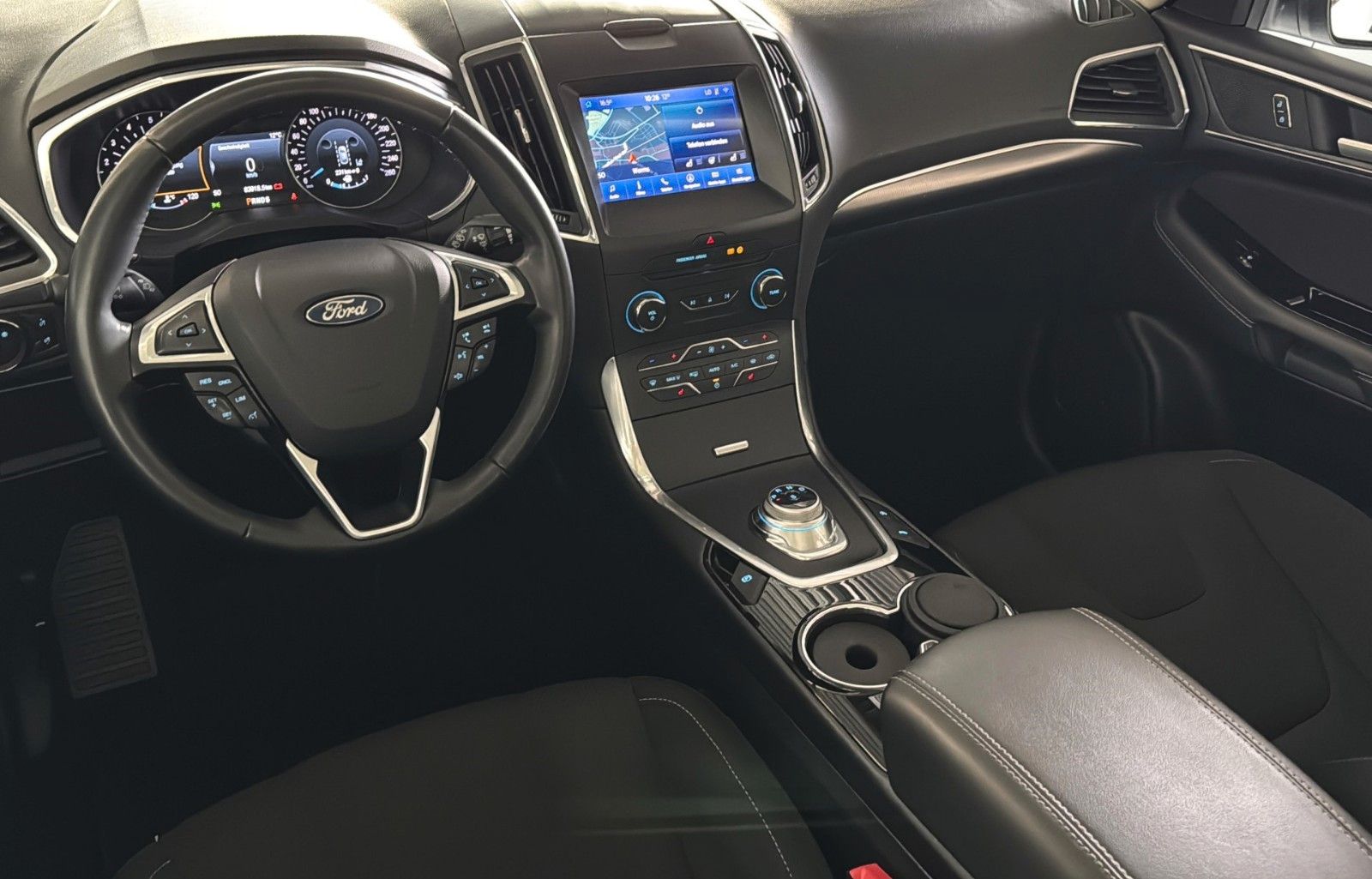 Fahrzeugabbildung Ford S-Max 2.0 EcoBlue Aut. TITANIUM *Pano*Ambiente*