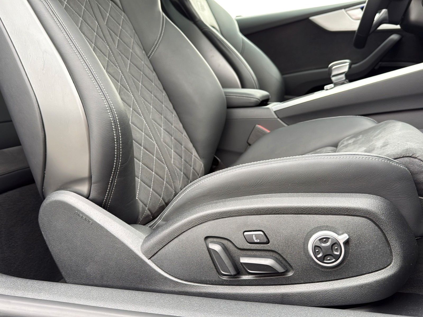 Fahrzeugabbildung Audi A5 Coupe 45TFSI quattro S line *Pano*Matrix*360°