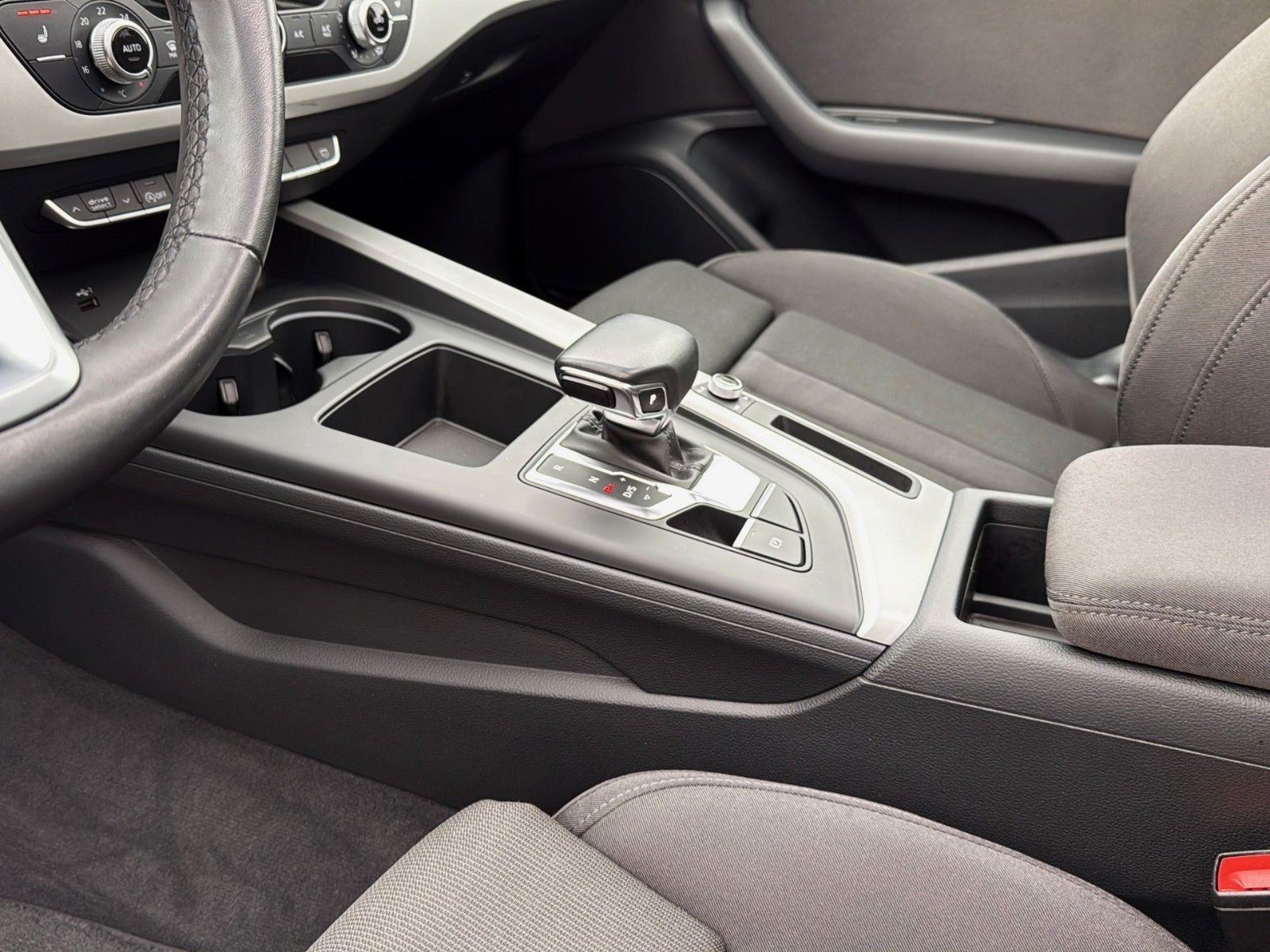 Fahrzeugabbildung Audi A4 Avant 40 TDI S line *Pano*LED*AHK*18Zoll*