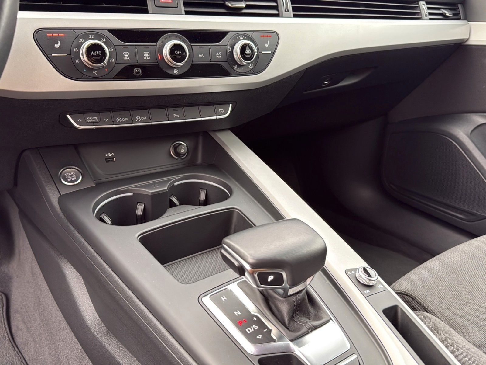 Fahrzeugabbildung Audi A4 Avant 40 TDI S line *Pano*LED*AHK*18Zoll*