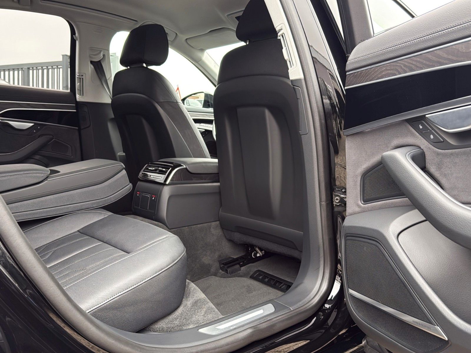 Fahrzeugabbildung Audi A8 50 TDI quattro S-LINE *HD-Matrix*Luft*B&O*