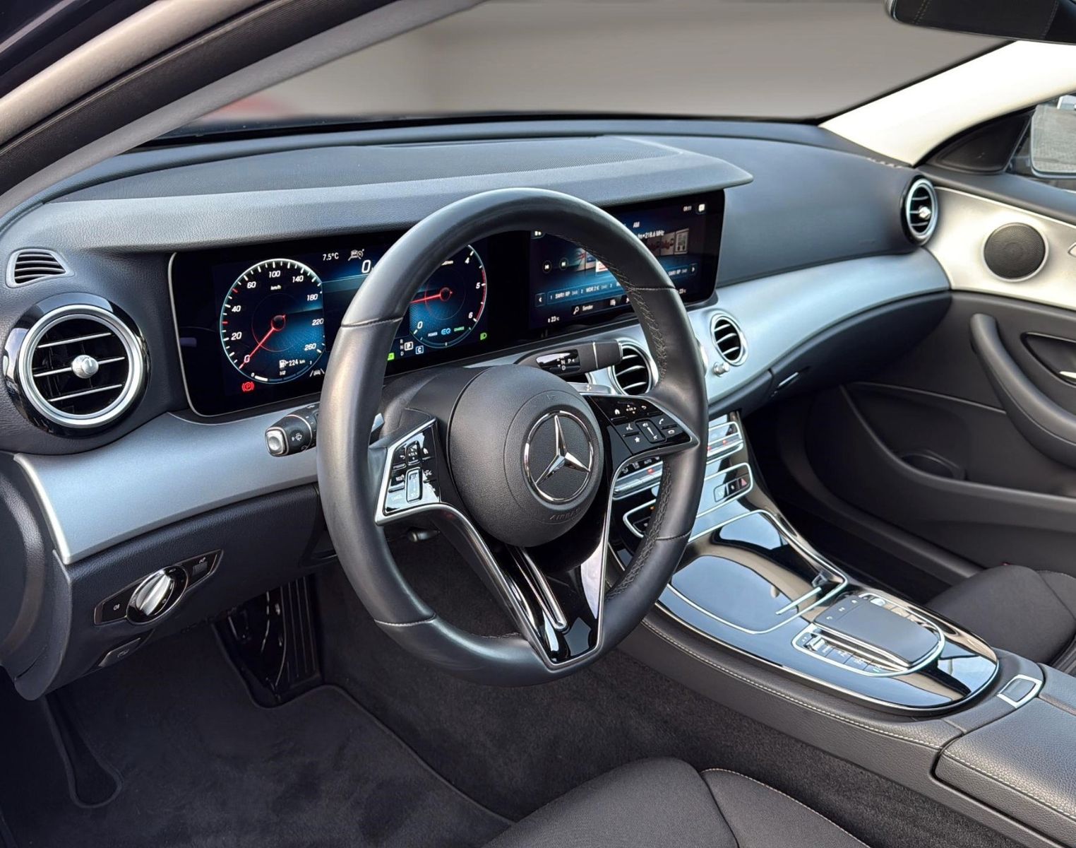 Fahrzeugabbildung Mercedes-Benz E 220 d T 9G-TRONIC *LED*SCHIEBEDACH*WIDE*