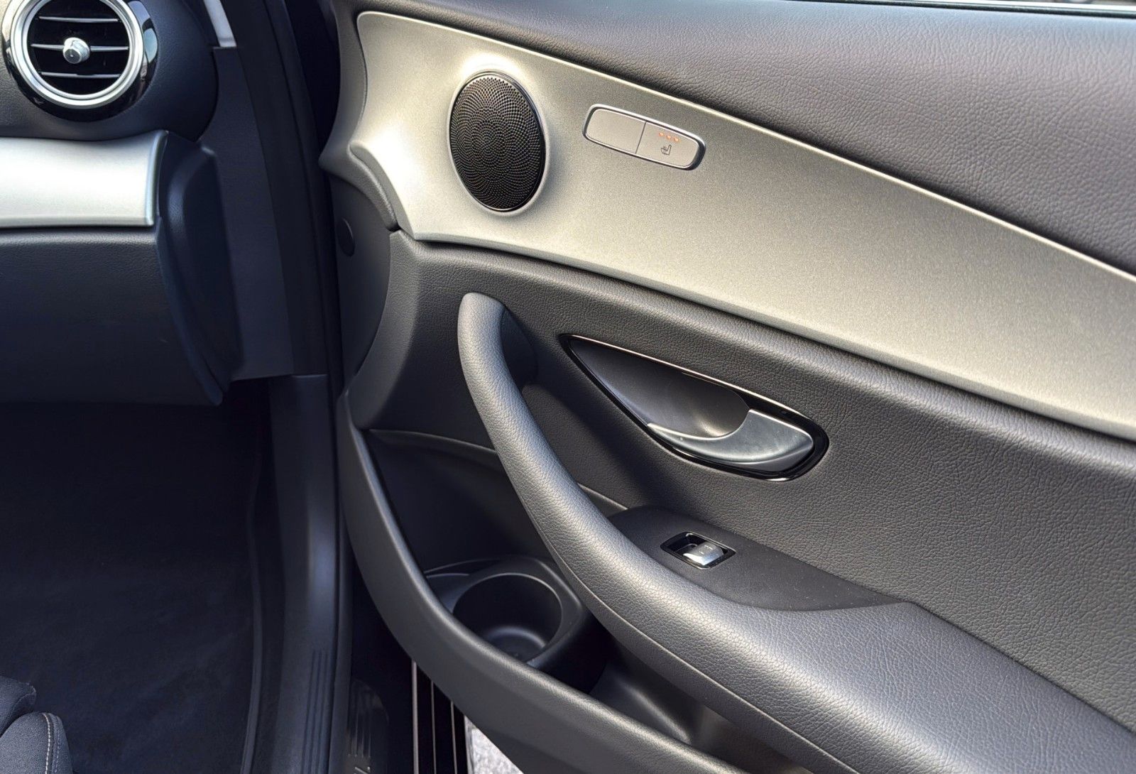 Fahrzeugabbildung Mercedes-Benz E 220 d T 9G-TRONIC *LED*SCHIEBEDACH*WIDE*