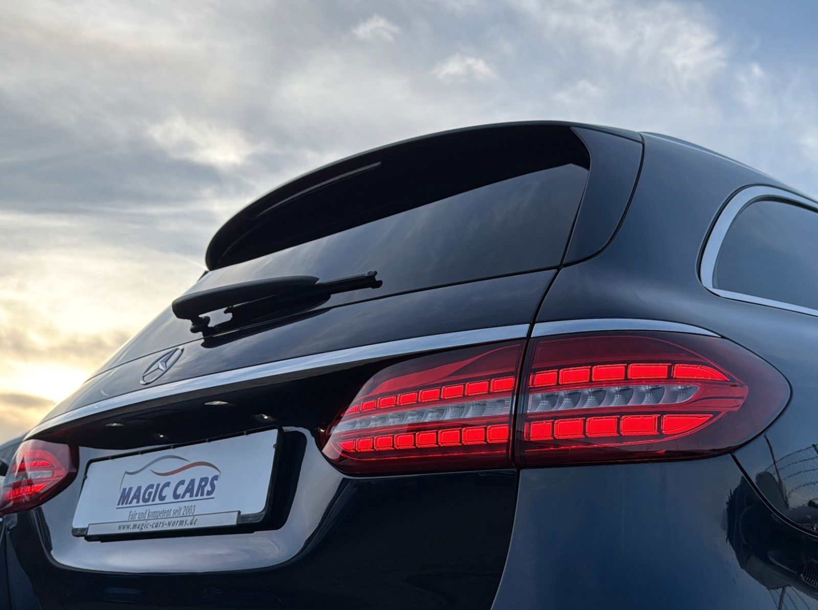 Fahrzeugabbildung Mercedes-Benz E 220 d T 9G-TRONIC *LED*SCHIEBEDACH*WIDE*