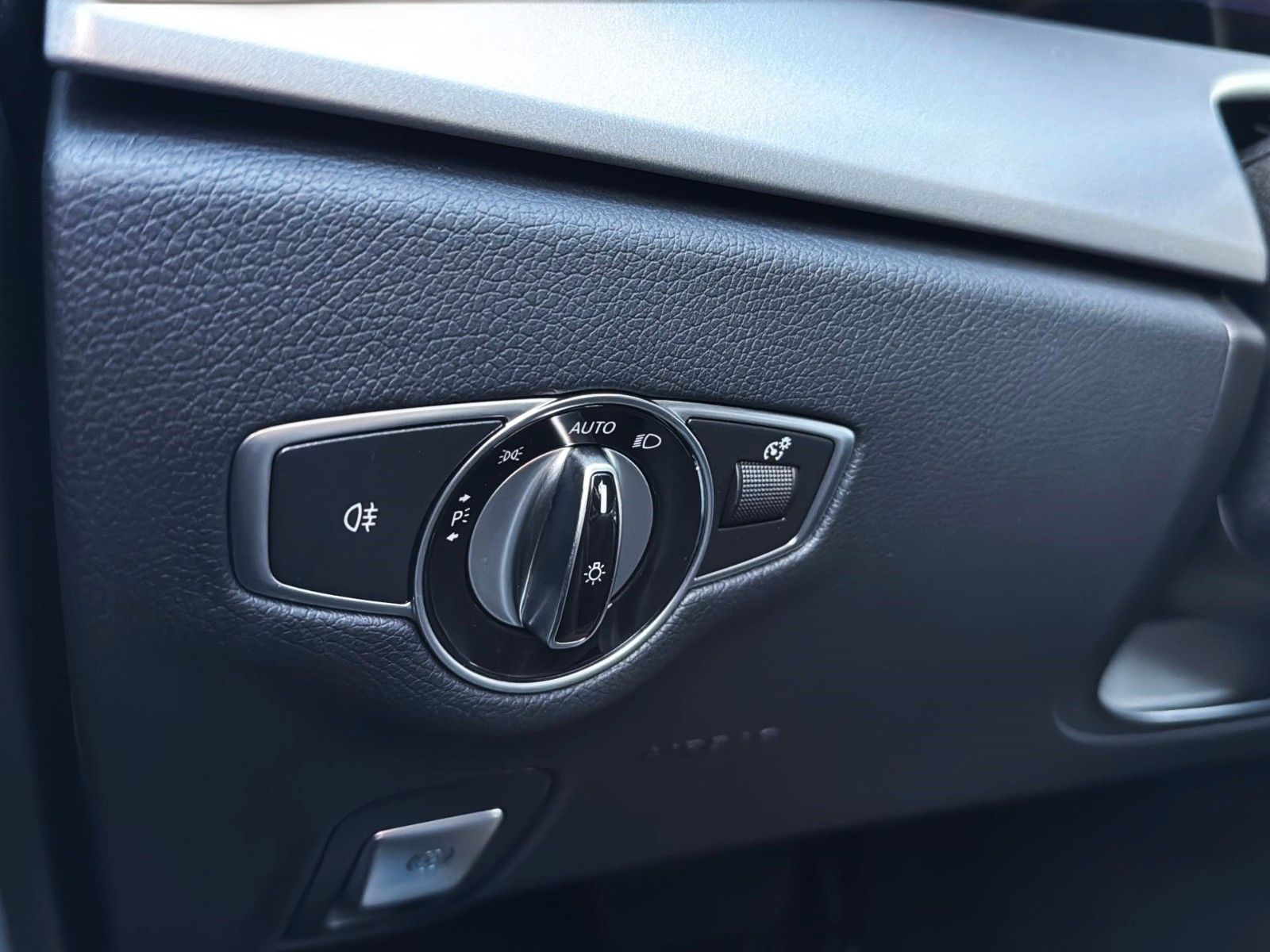 Fahrzeugabbildung Mercedes-Benz E 220 d T 9G-TRONIC *LED*SCHIEBEDACH*WIDE*