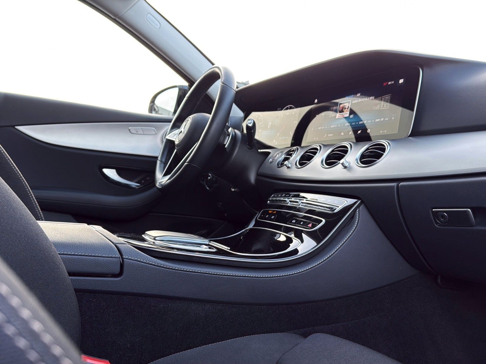 Fahrzeugabbildung Mercedes-Benz E 220 d T 9G-TRONIC *LED*SCHIEBEDACH*WIDE*