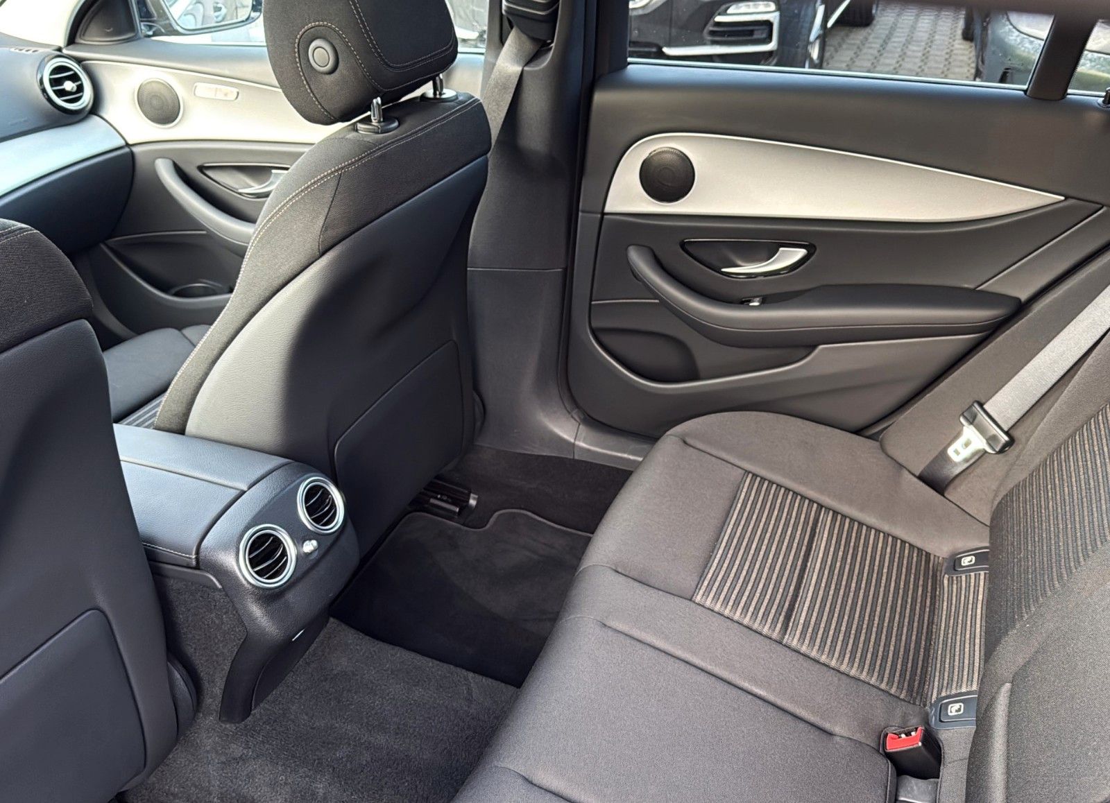 Fahrzeugabbildung Mercedes-Benz E 220 d T 9G-TRONIC *LED*SCHIEBEDACH*WIDE*