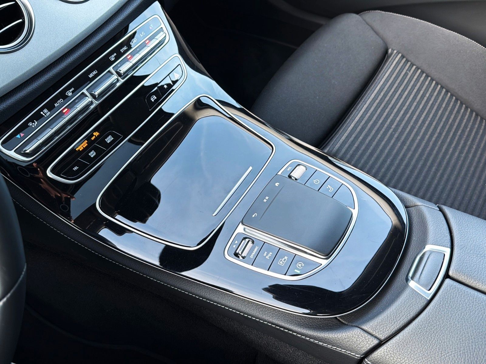 Fahrzeugabbildung Mercedes-Benz E 220 d T 9G-TRONIC *LED*SCHIEBEDACH*WIDE*