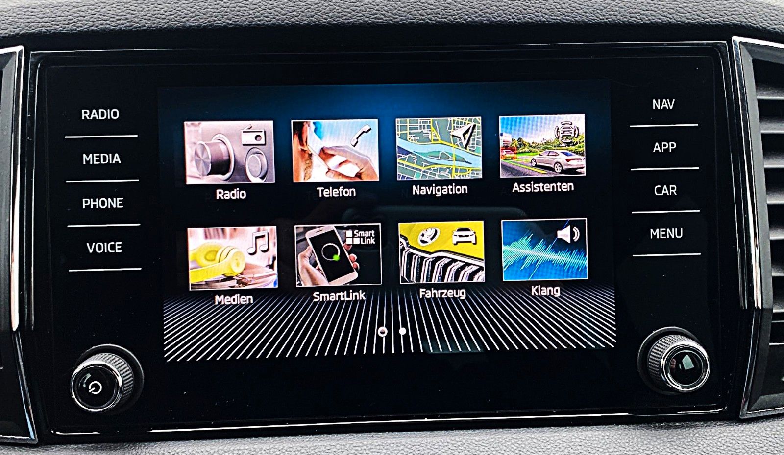 Fahrzeugabbildung SKODA Karoq 1.5 TSI ACT DSG Clever *Kamera*LED*AHK*