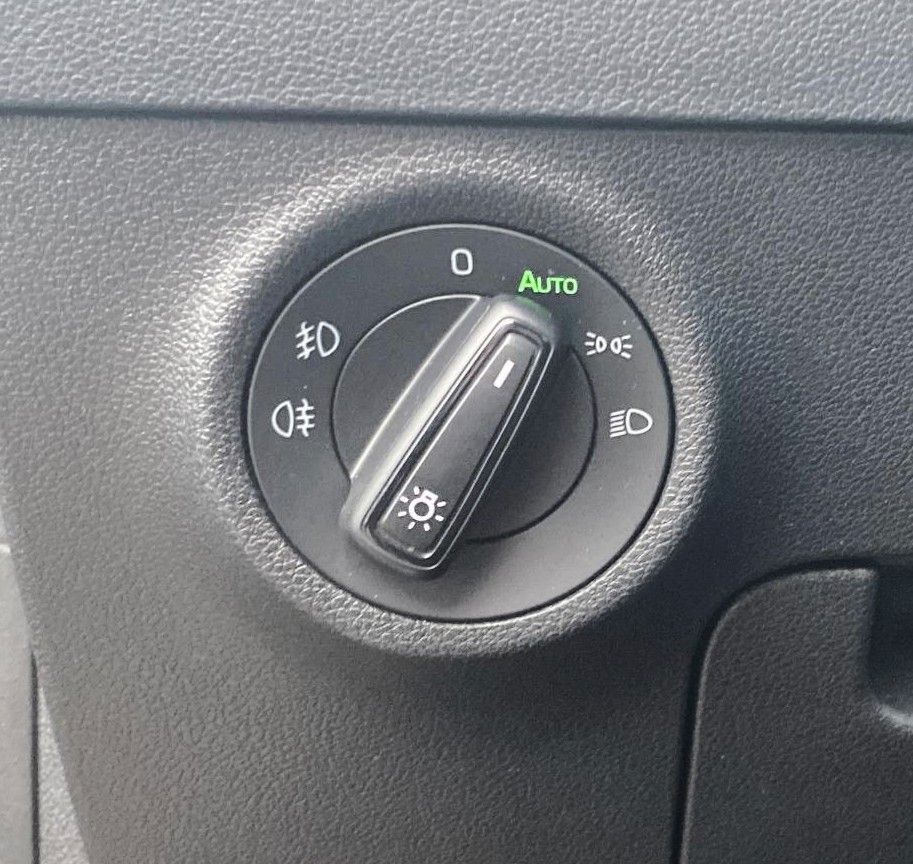 Fahrzeugabbildung SKODA Karoq 1.5 TSI ACT DSG Clever *Kamera*LED*AHK*