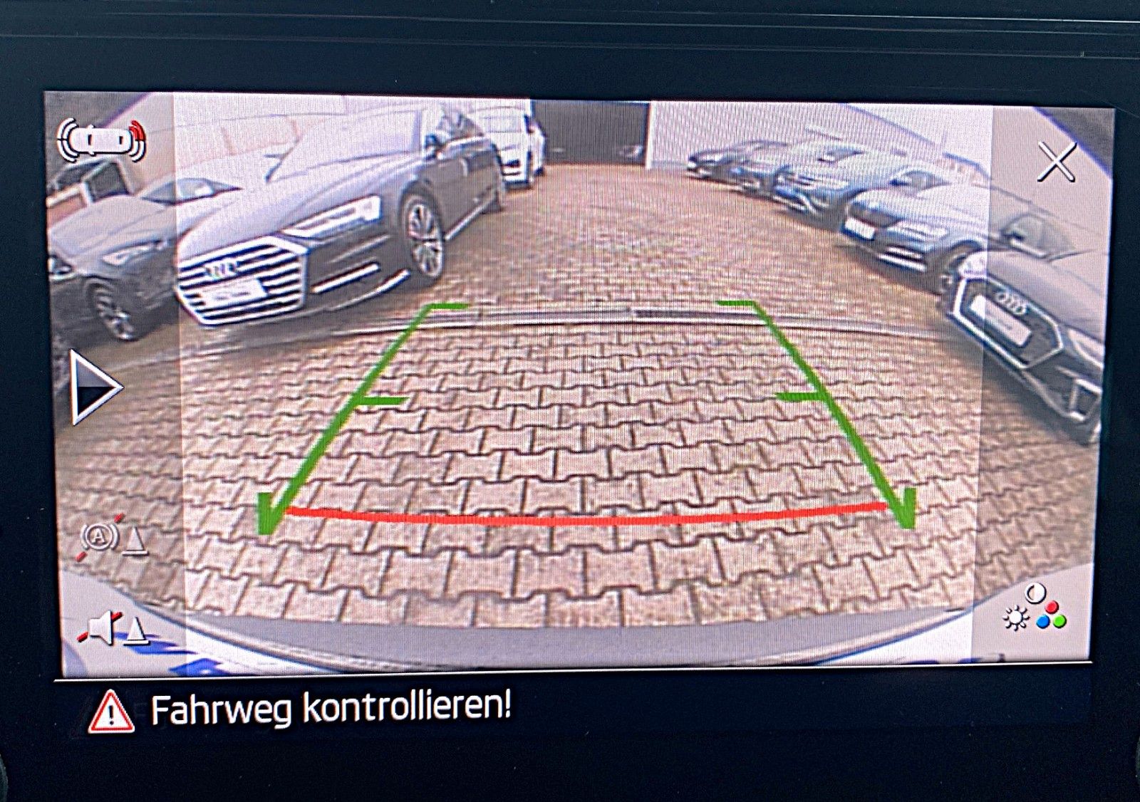 Fahrzeugabbildung SKODA Karoq 1.5 TSI ACT DSG Clever *Kamera*LED*AHK*