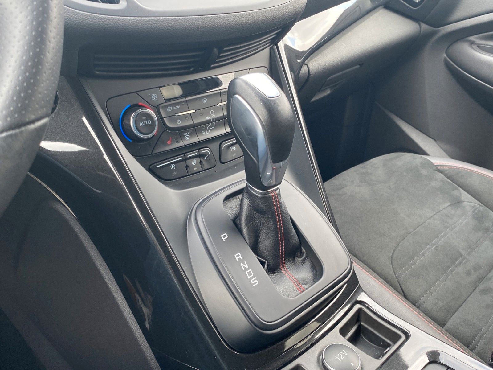 Fahrzeugabbildung Ford Kuga 1.5 4x4 Aut. ST-Line *Xenon*Kamera*Allrad*