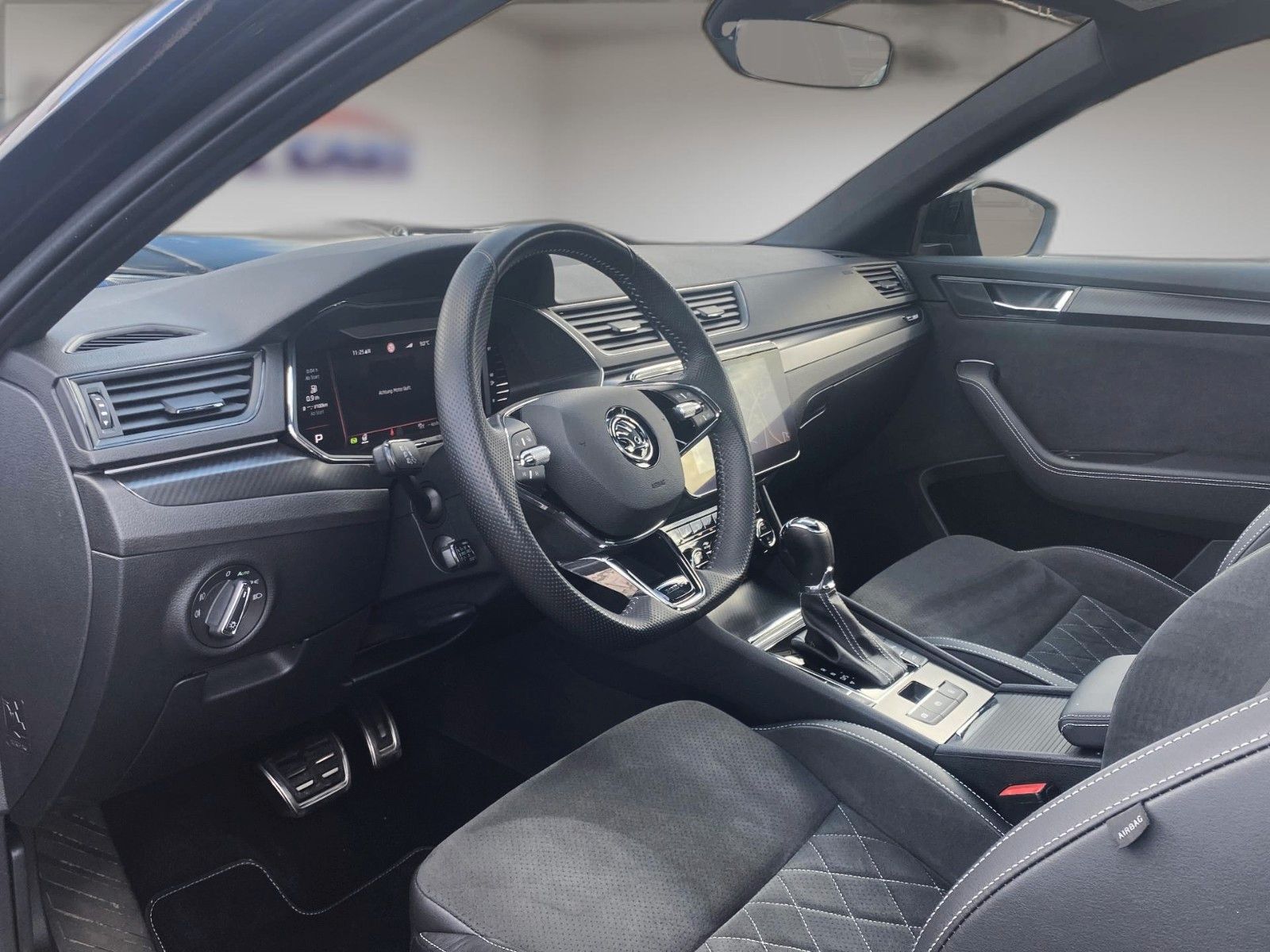 Fahrzeugabbildung SKODA Superb Combi Sportline 4x4 *Mega-Ausstattung*