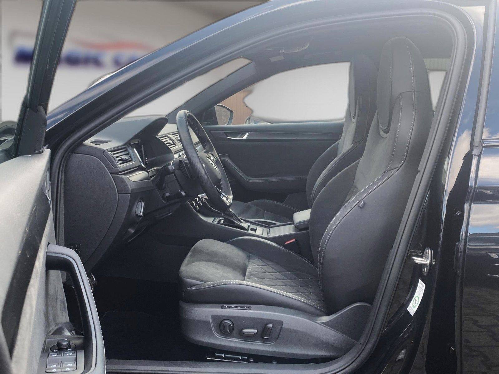 Fahrzeugabbildung SKODA Superb Combi Sportline 4x4 *Mega-Ausstattung*