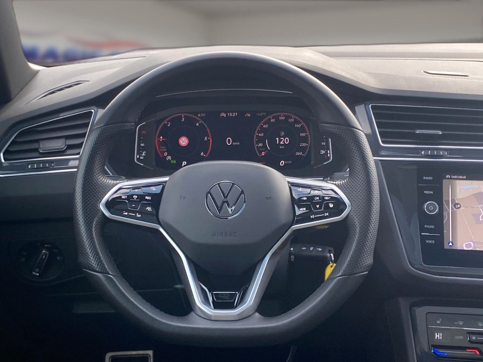 Fahrzeugabbildung Volkswagen Tiguan 2.0 TDI 4M DSG R-Line *Pano*Matrix*AHK*