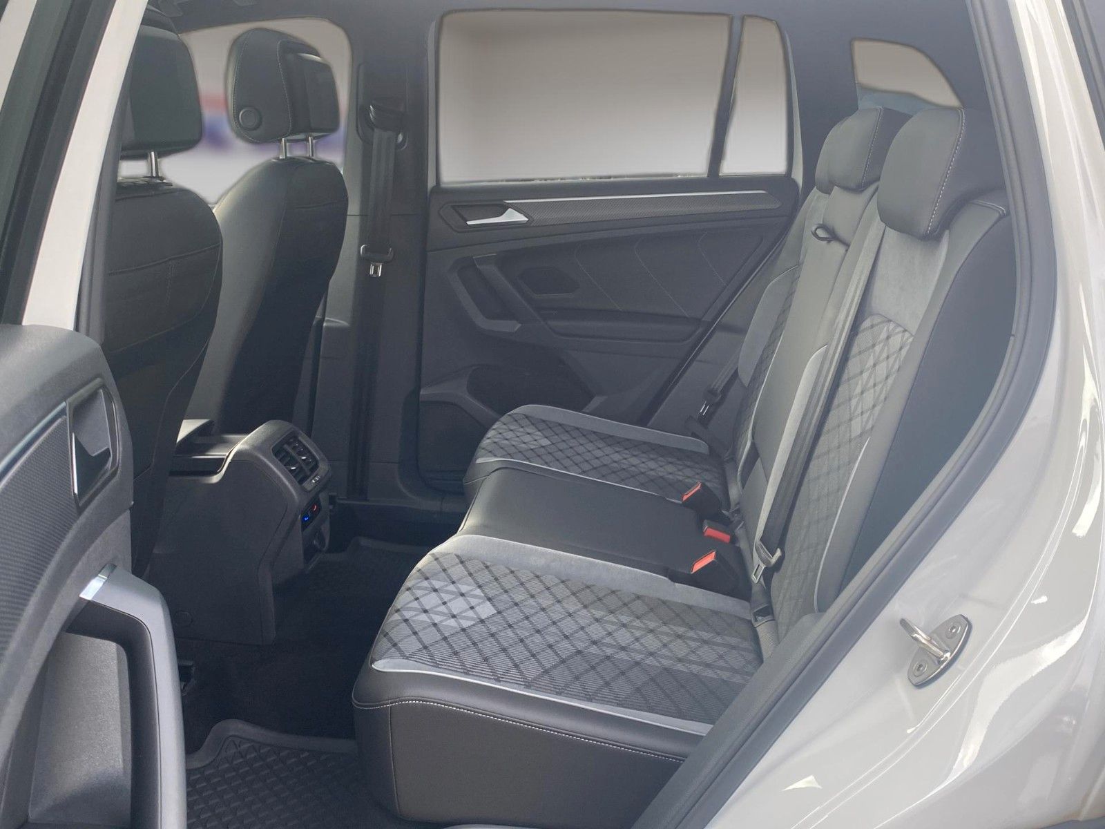 Fahrzeugabbildung Volkswagen Tiguan 2.0 TDI 4M DSG R-Line *Pano*Matrix*AHK*