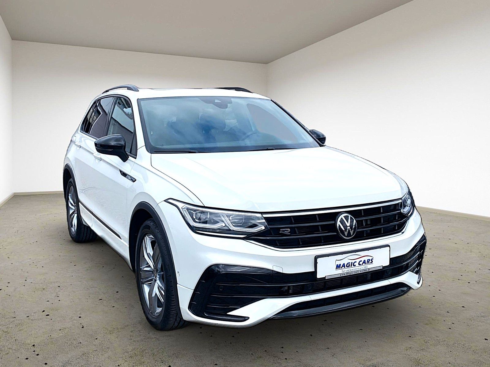 Fahrzeugabbildung Volkswagen Tiguan 2.0 TDI 4M DSG R-Line *Pano*Matrix*AHK*