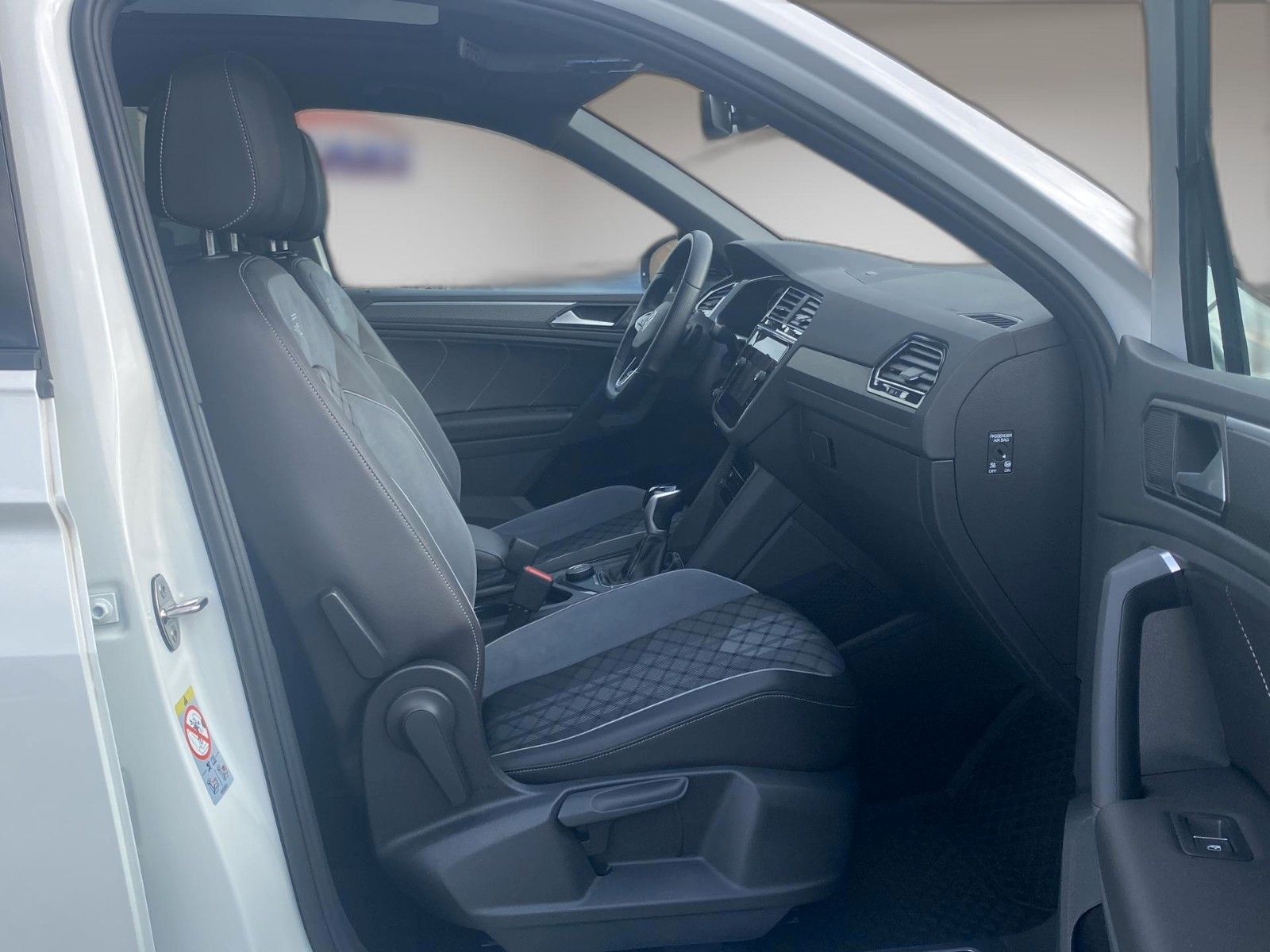 Fahrzeugabbildung Volkswagen Tiguan 2.0 TDI 4M DSG R-Line *Pano*Matrix*AHK*