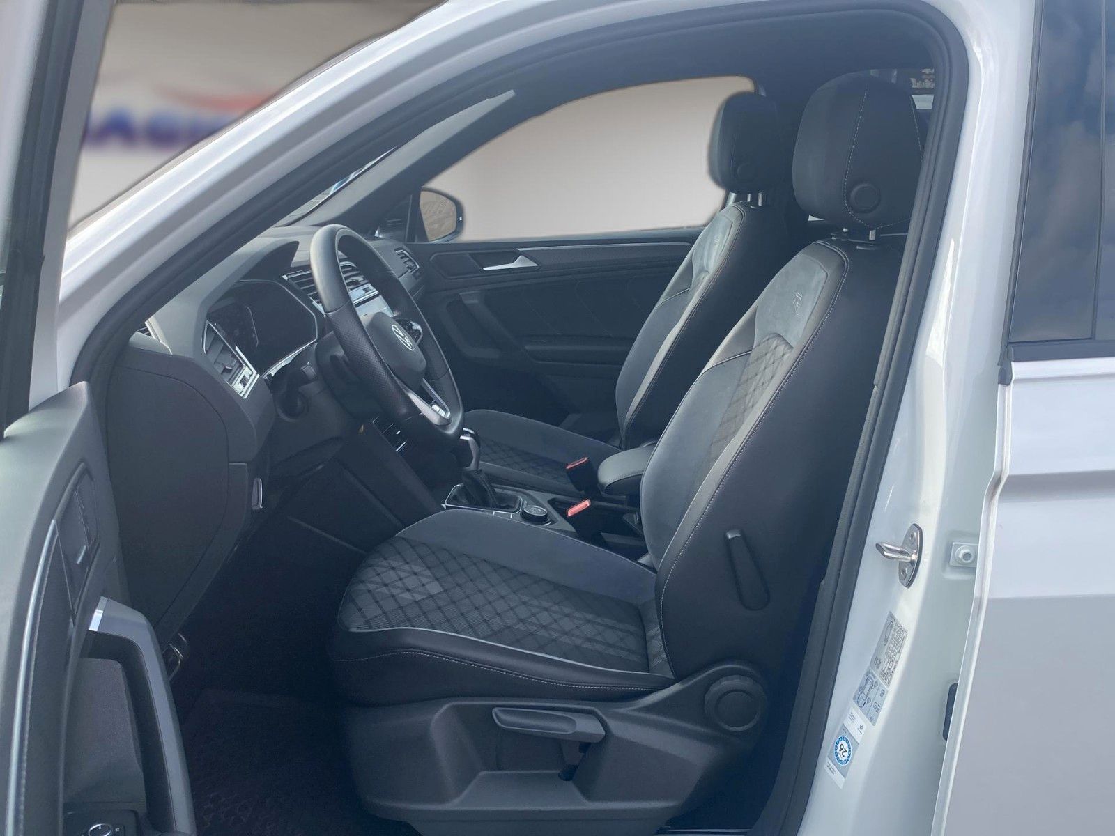 Fahrzeugabbildung Volkswagen Tiguan 2.0 TDI 4M DSG R-Line *Pano*Matrix*AHK*