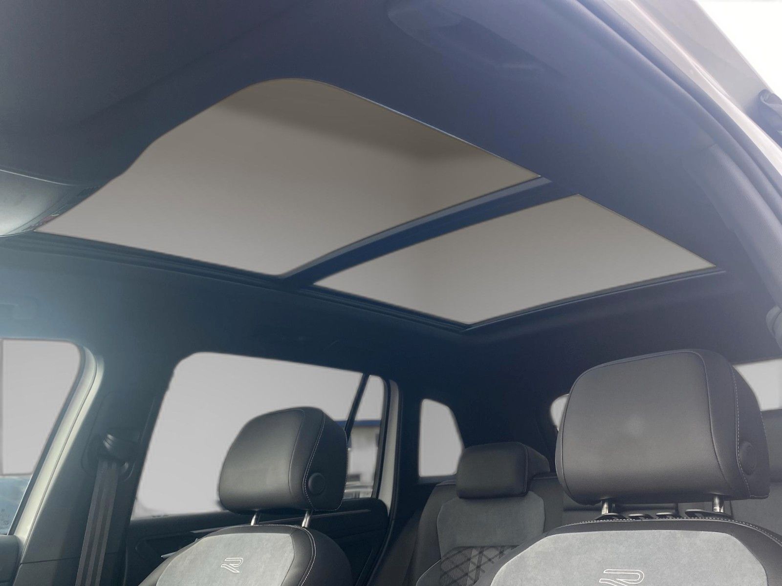 Fahrzeugabbildung Volkswagen Tiguan 2.0 TDI 4M DSG R-Line *Pano*Matrix*AHK*