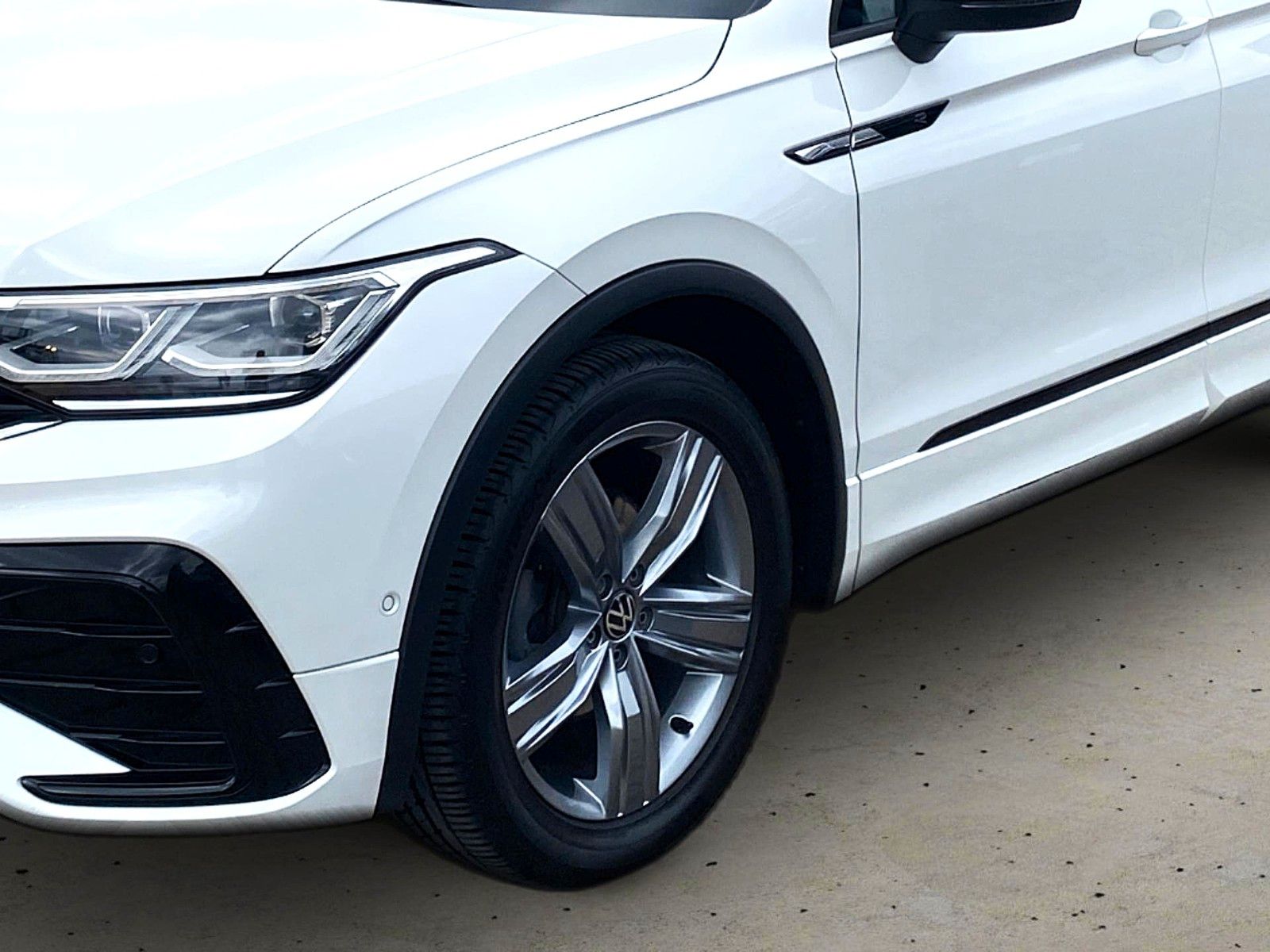 Fahrzeugabbildung Volkswagen Tiguan 2.0 TDI 4M DSG R-Line *Pano*Matrix*AHK*