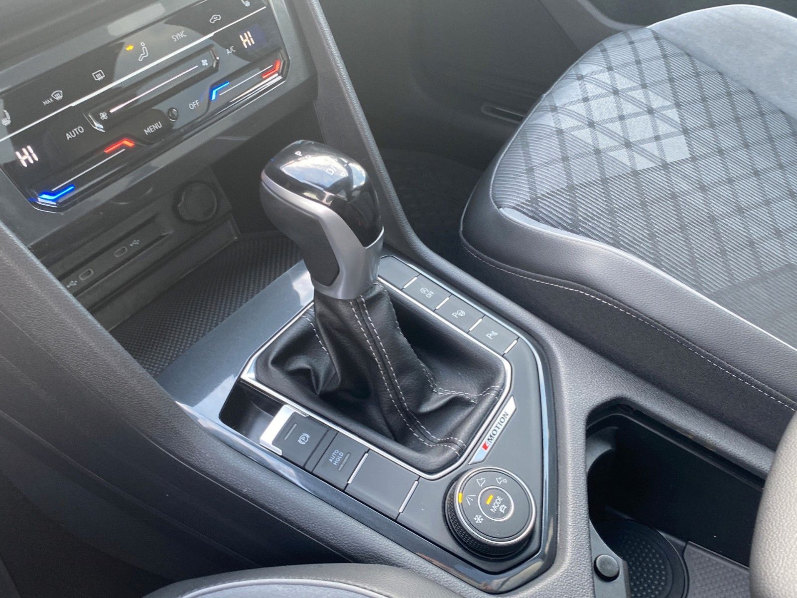 Fahrzeugabbildung Volkswagen Tiguan 2.0 TDI 4M DSG R-Line *Pano*Matrix*AHK*