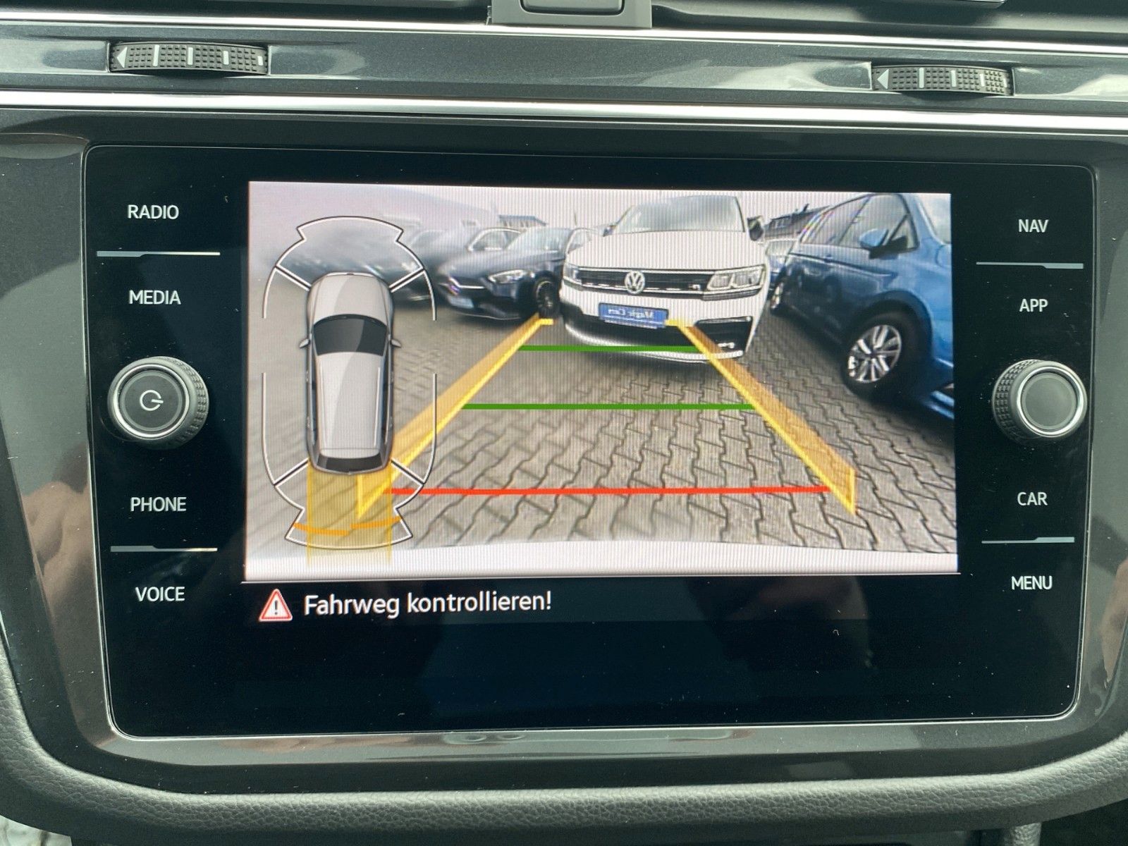 Fahrzeugabbildung Volkswagen Tiguan 2.0 TDI 4M DSG R-Line *Pano*Matrix*AHK*