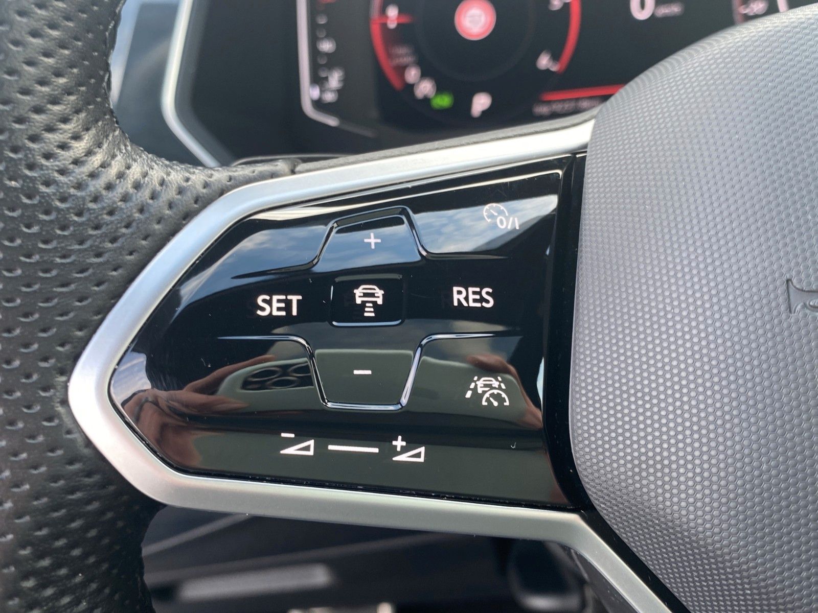 Fahrzeugabbildung Volkswagen Tiguan 2.0 TDI 4M DSG R-Line *Pano*Matrix*AHK*