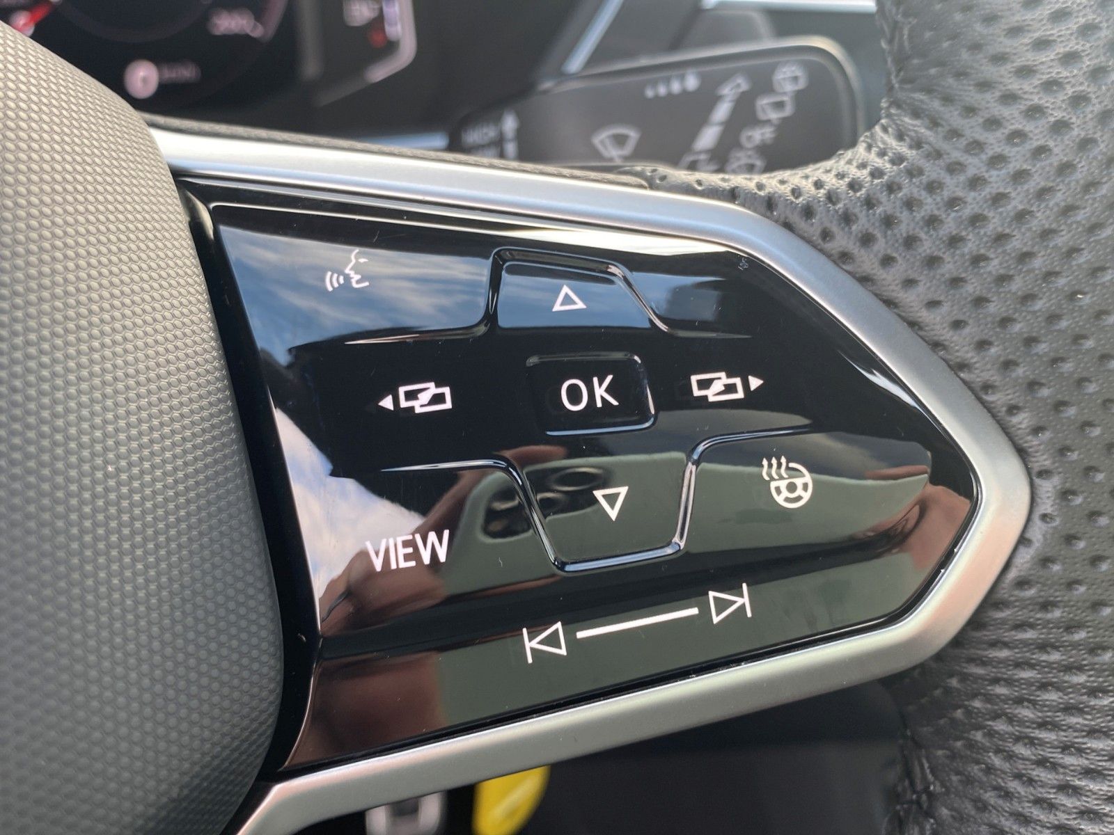 Fahrzeugabbildung Volkswagen Tiguan 2.0 TDI 4M DSG R-Line *Pano*Matrix*AHK*