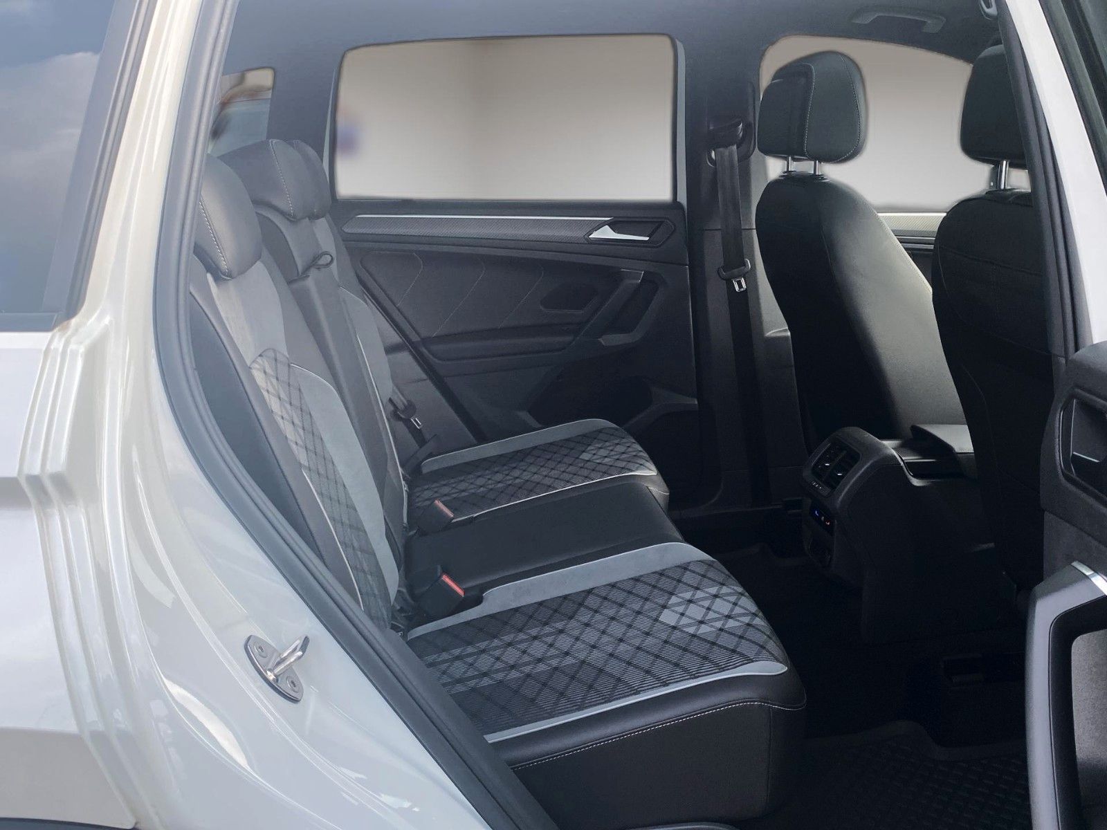 Fahrzeugabbildung Volkswagen Tiguan 2.0 TDI 4M DSG R-Line *Pano*Matrix*AHK*