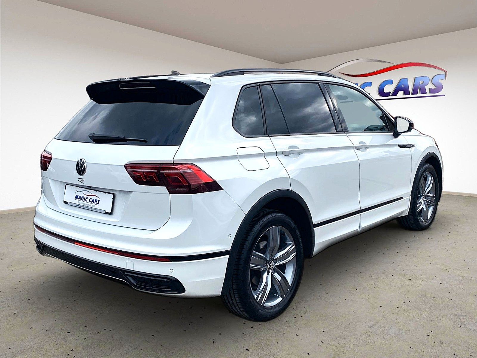 Fahrzeugabbildung Volkswagen Tiguan 2.0 TDI 4M DSG R-Line *Pano*Matrix*AHK*