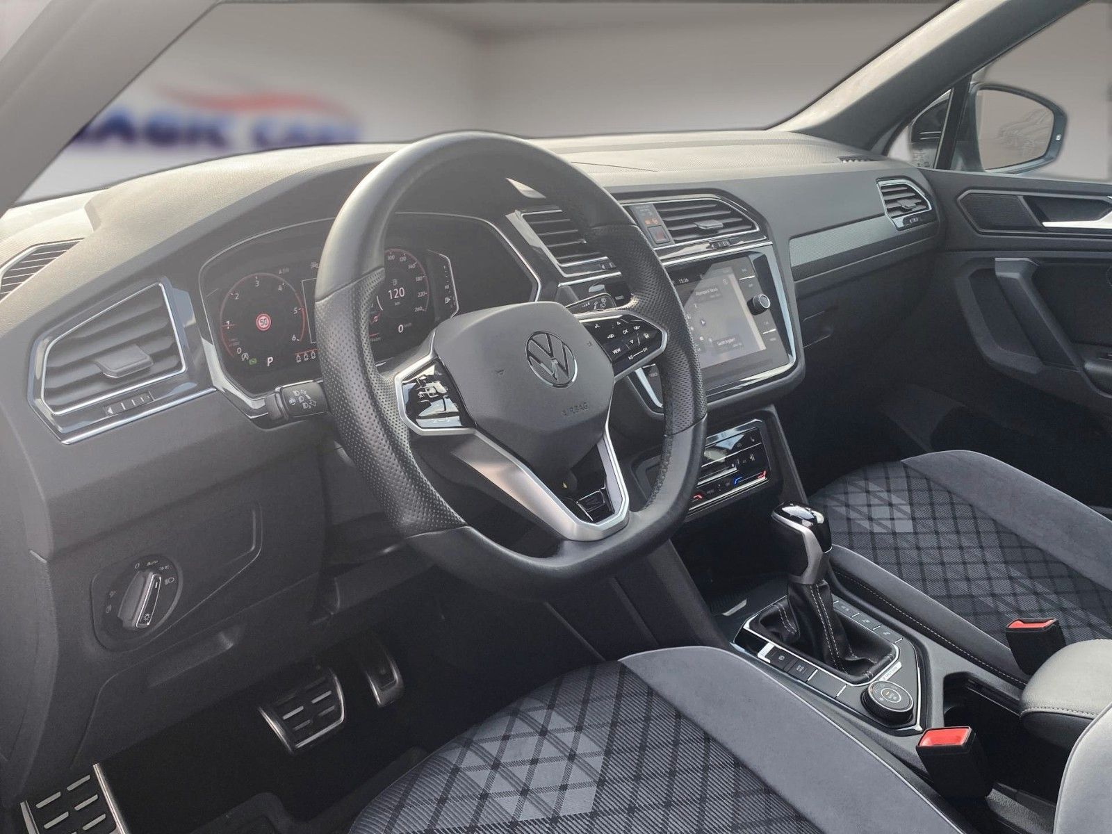 Fahrzeugabbildung Volkswagen Tiguan 2.0 TDI 4M DSG R-Line *Pano*Matrix*AHK*